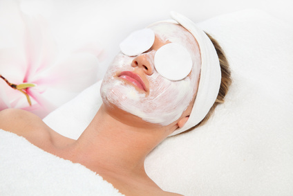 Gesichtsmaske und Peeling bei Mobile Kosmetik Massage Hamburg